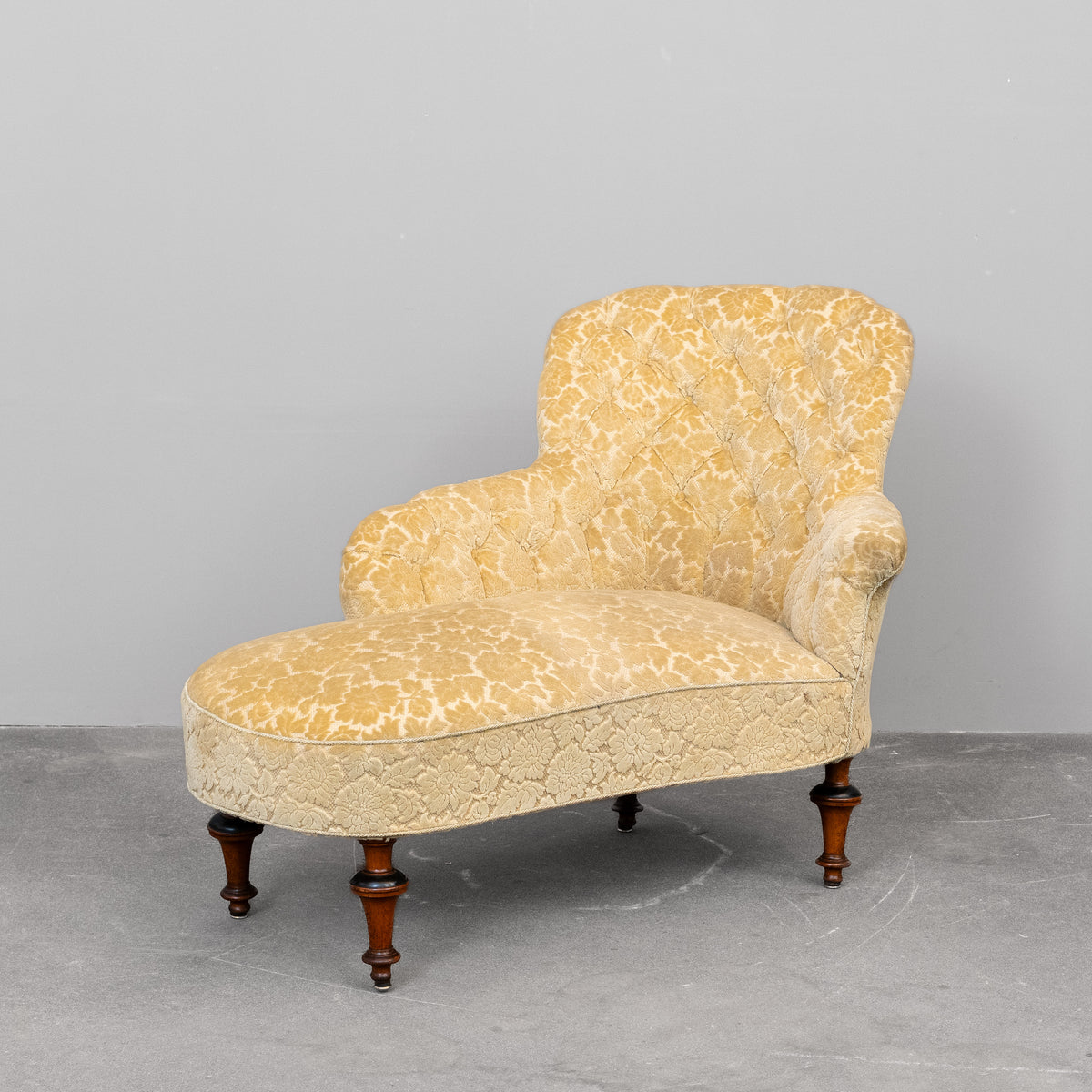 Antike Chaiselongue mit zartgelbem Bezug - um 1900