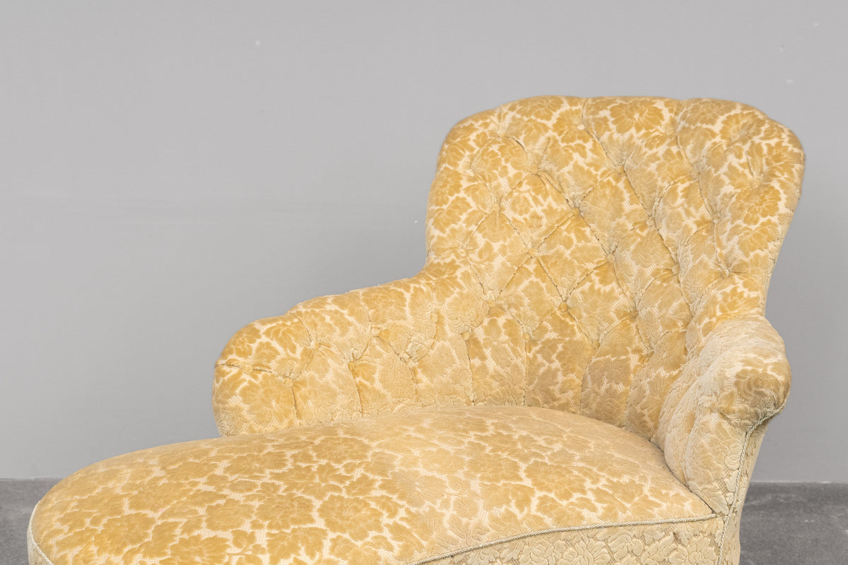 Antike Chaiselongue mit zartgelbem Bezug - um 1900