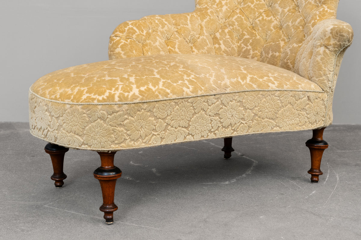 Antike Chaiselongue mit zartgelbem Bezug - um 1900