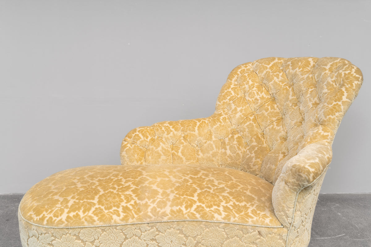 Antike Chaiselongue mit zartgelbem Bezug - um 1900