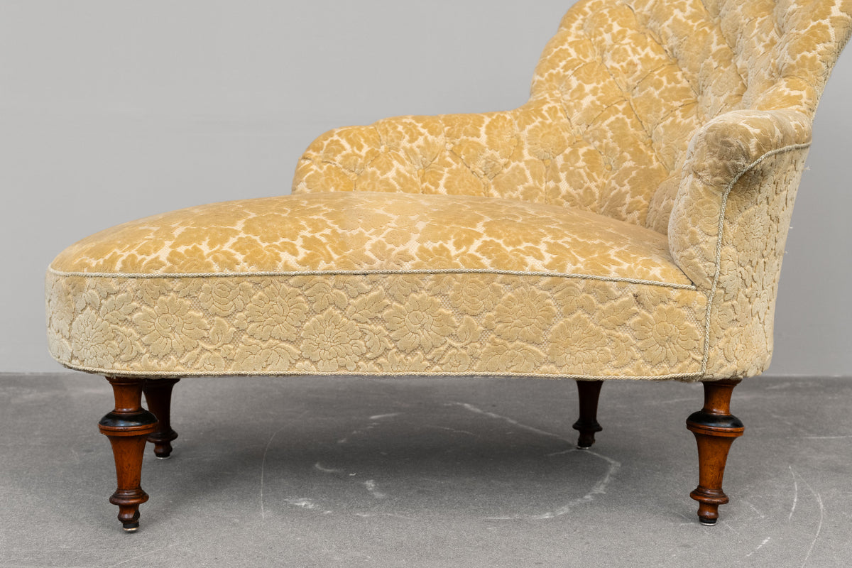 Antike Chaiselongue mit zartgelbem Bezug - um 1900