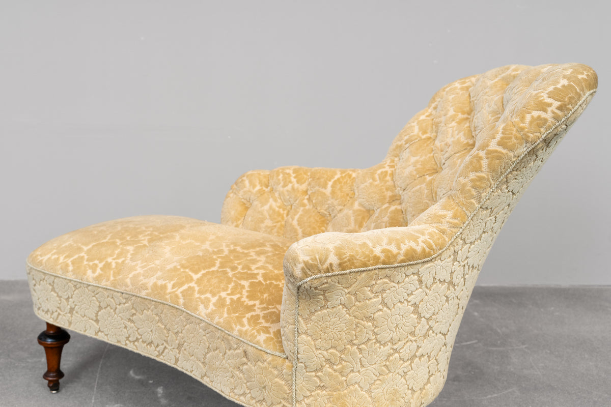 Antike Chaiselongue mit zartgelbem Bezug - um 1900
