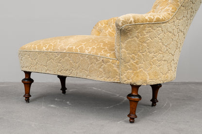 Antike Chaiselongue mit zartgelbem Bezug - um 1900
