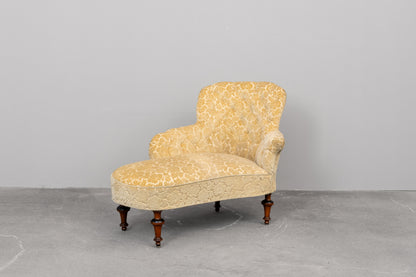 Antike Chaiselongue mit zartgelbem Bezug - um 1900