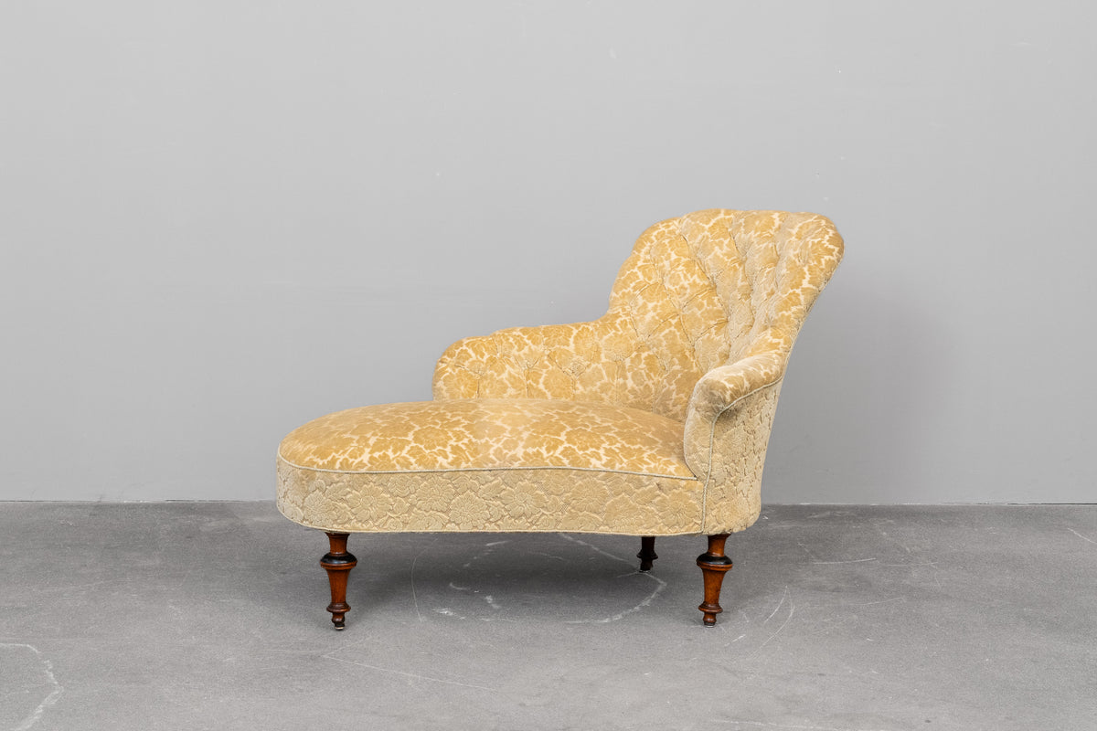 Antike Chaiselongue mit zartgelbem Bezug - um 1900