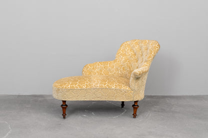 Antike Chaiselongue mit zartgelbem Bezug - um 1900