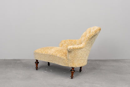Antike Chaiselongue mit zartgelbem Bezug - um 1900