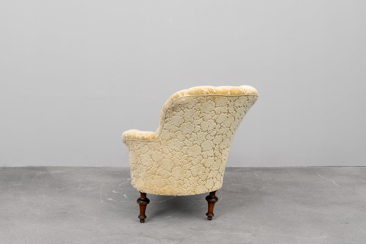 Antike Chaiselongue mit zartgelbem Bezug - um 1900