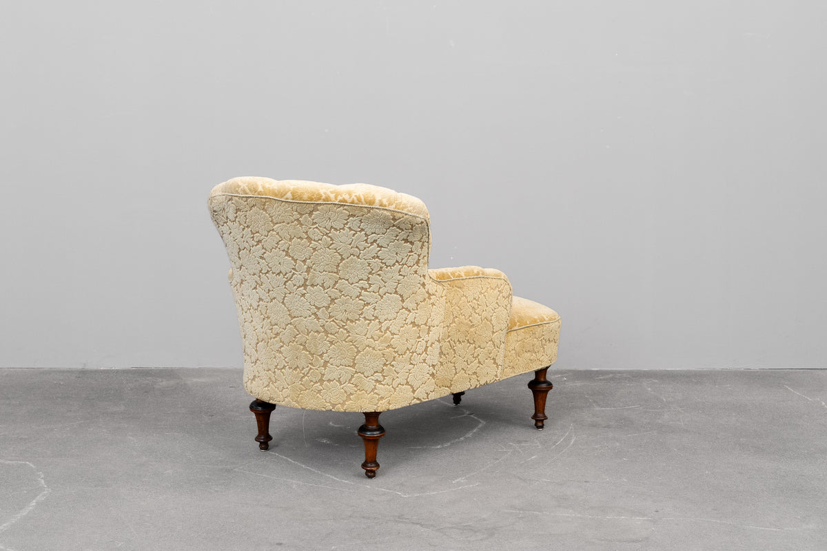 Antike Chaiselongue mit zartgelbem Bezug - um 1900