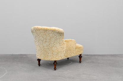 Antike Chaiselongue mit zartgelbem Bezug - um 1900