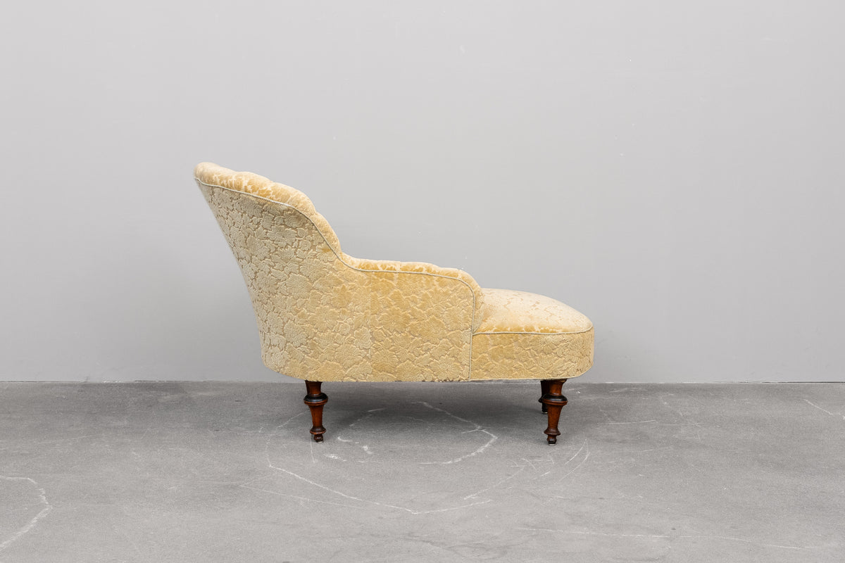 Antike Chaiselongue mit zartgelbem Bezug - um 1900