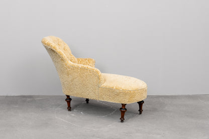 Antike Chaiselongue mit zartgelbem Bezug - um 1900