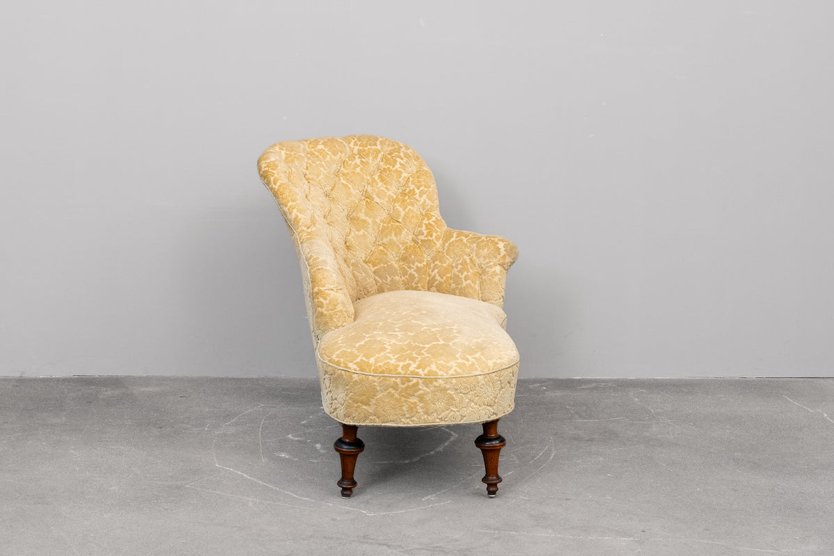 Antike Chaiselongue mit zartgelbem Bezug - um 1900