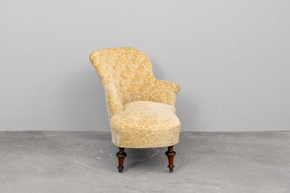 Antike Chaiselongue mit zartgelbem Bezug - um 1900