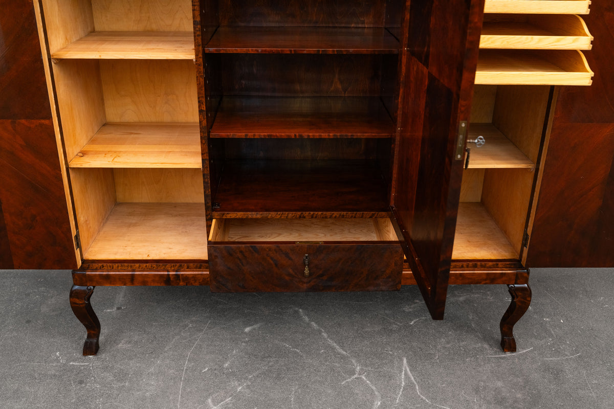 Art Déco Esszimmerschrank in Birke - erste Hälfte des 20.Jahrhunderts