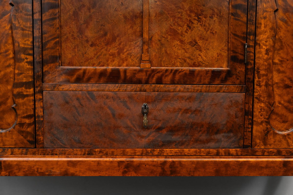 Art Déco Esszimmerschrank in Birke - erste Hälfte des 20.Jahrhunderts