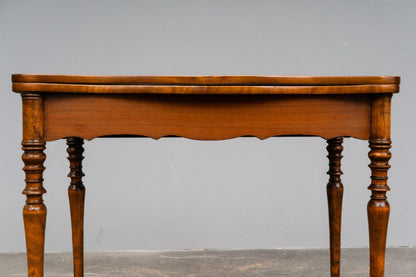 Biedermeier Spieltisch in Nussbaum - Mitte des 19.Jahrhunderts