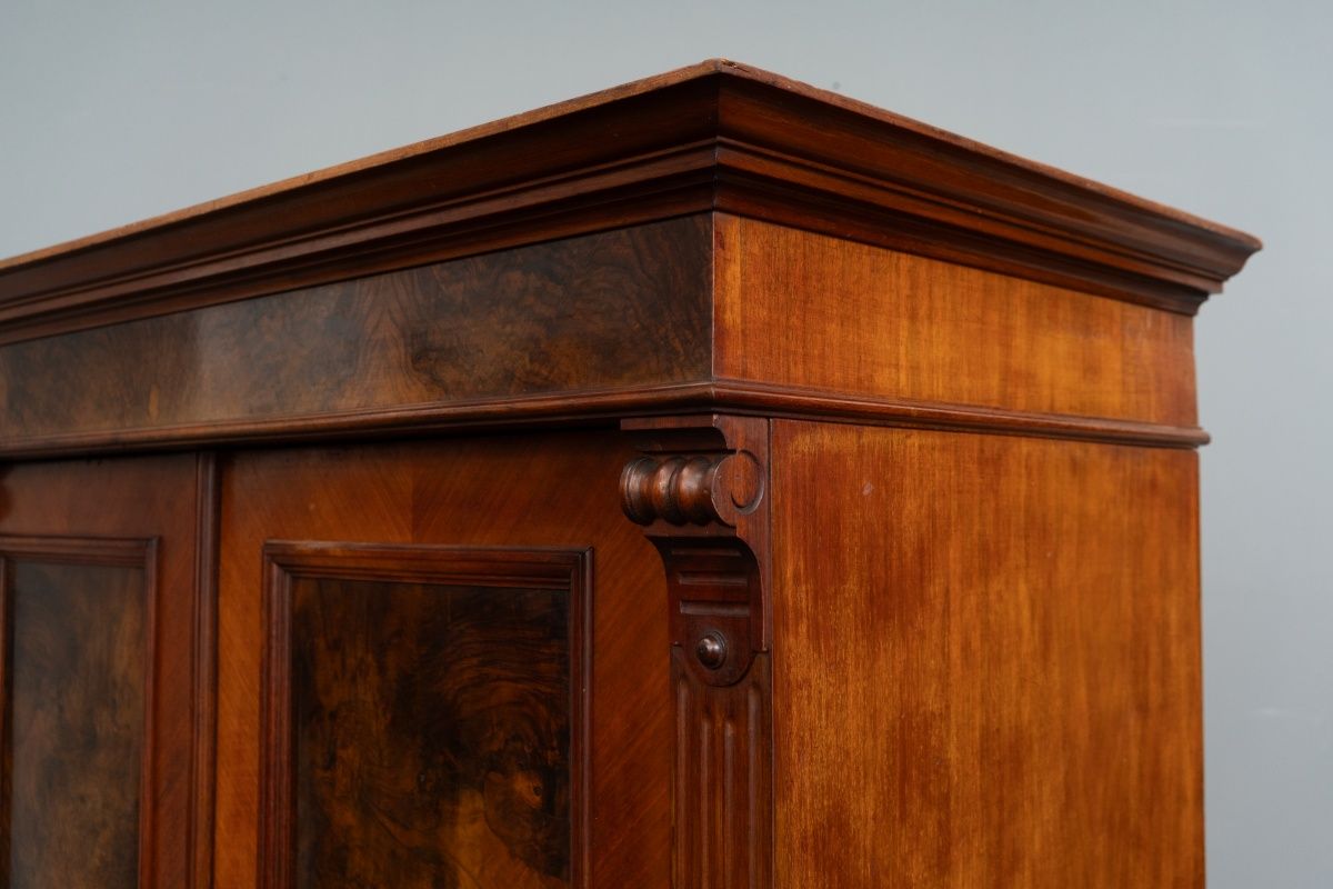 Gründerzeit Kleiderschrank in Nussbaum - 2.Hälfte des 19.Jahrhunderts