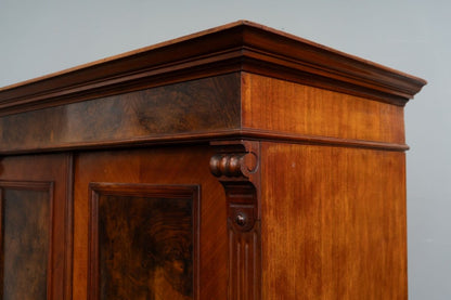 Gründerzeit Kleiderschrank in Nussbaum - 2.Hälfte des 19.Jahrhunderts