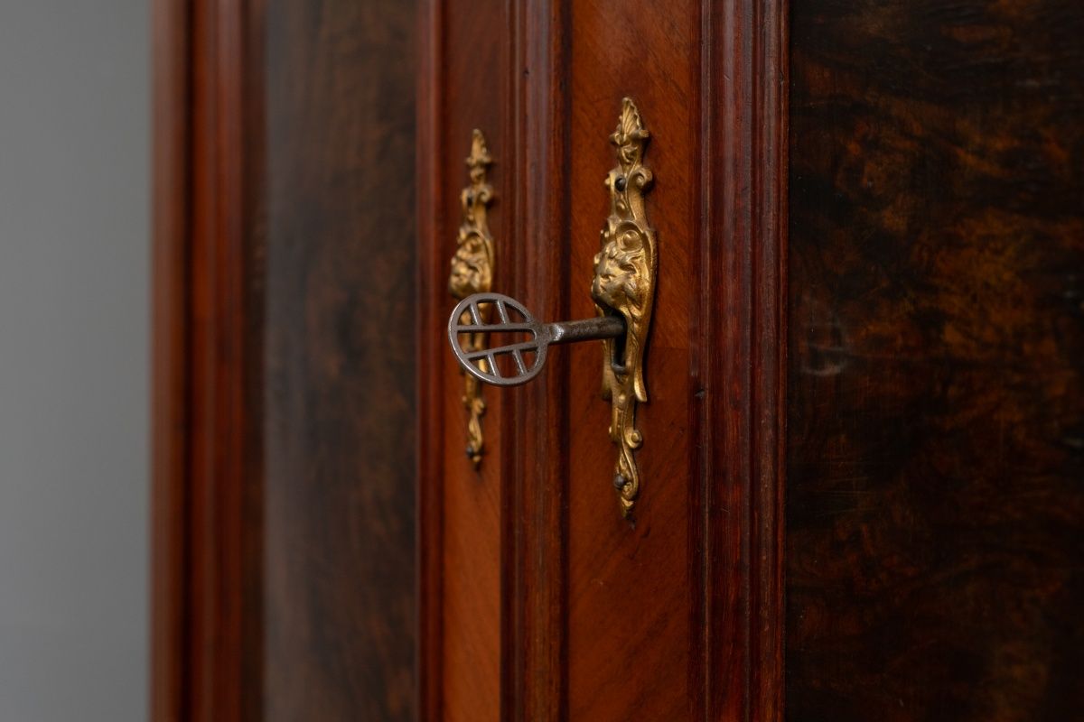 Gründerzeit Kleiderschrank in Nussbaum - 2.Hälfte des 19.Jahrhunderts