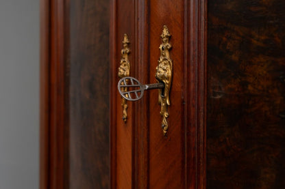 Gründerzeit Kleiderschrank in Nussbaum - 2.Hälfte des 19.Jahrhunderts