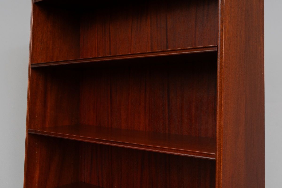 Bücherschrank im klassizistischen Stil - 2.Hälfte des 20.Jahrhunderts