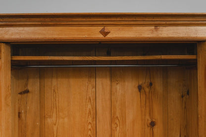 Gründerzeit Kleiderschrank in Kiefer - 2.Hälfte des 19.Jahrhunderts