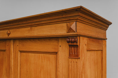 Gründerzeit Kleiderschrank in Kiefer - 2.Hälfte des 19.Jahrhunderts