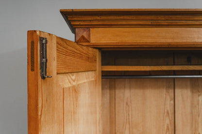 Gründerzeit Kleiderschrank in Kiefer - 2.Hälfte des 19.Jahrhunderts
