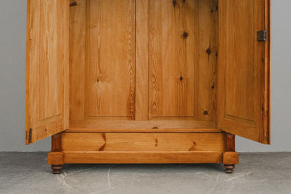 Gründerzeit Kleiderschrank in Kiefer - 2.Hälfte des 19.Jahrhunderts