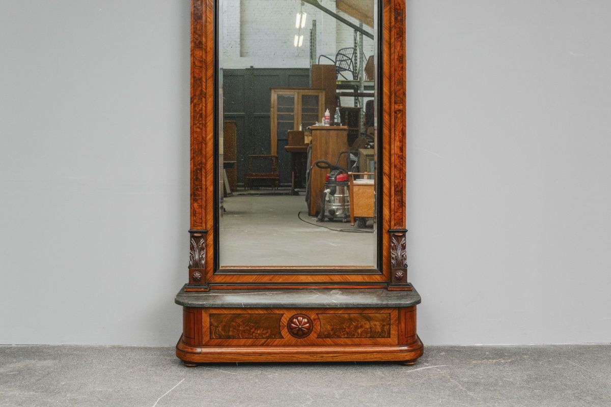 Historismus Wandspiegel in Nussbaum - 2.Hälfte des 19.Jahrhunderts