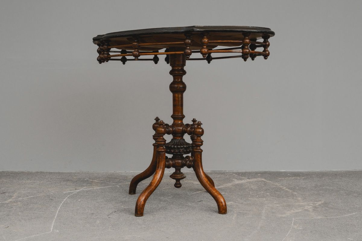 Biedermeier Salontisch in Nussbaum - Mitte des 19.Jahrhunderts