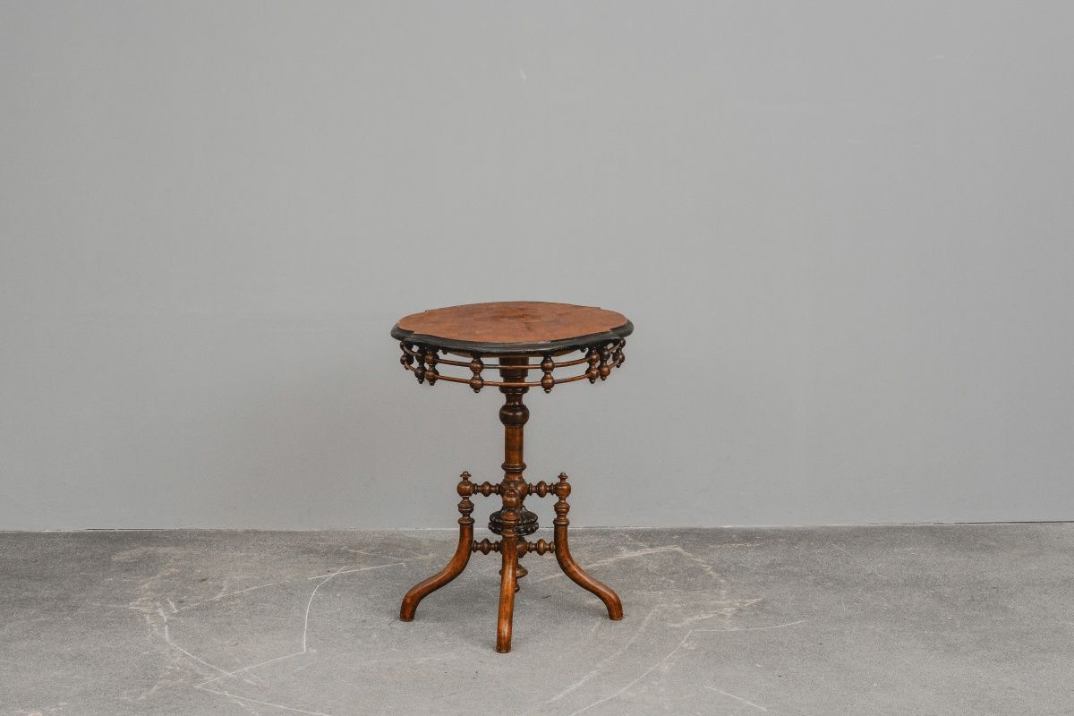 Biedermeier Salontisch in Nussbaum - Mitte des 19.Jahrhunderts