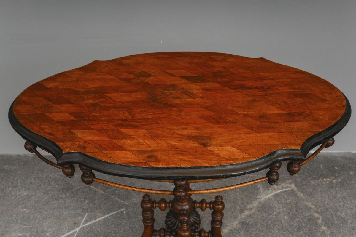 Biedermeier Salontisch in Nussbaum - Mitte des 19.Jahrhunderts