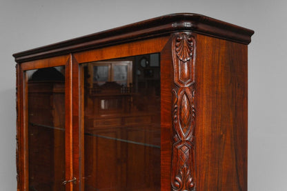 Jugendstil Vitrinenschrank in Nussbaum - 1.Hälfte des 20.Jahrhunderts