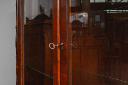 Jugendstil Vitrinenschrank in Nussbaum - 1.Hälfte des 20.Jahrhunderts