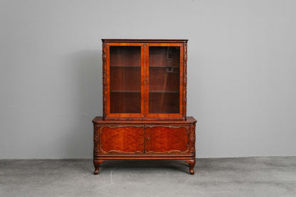 Jugendstil Vitrinenschrank in Nussbaum - 1.Hälfte des 20.Jahrhunderts