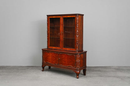 Jugendstil Vitrinenschrank in Nussbaum - 1.Hälfte des 20.Jahrhunderts