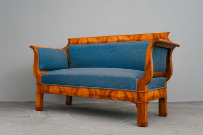 Biedermeier Sofa in Nussbaum - 1.Hälfte des 19.Jahrhunderts