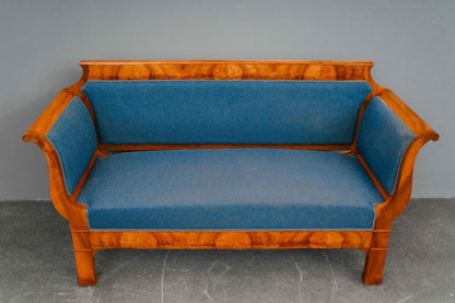 Biedermeier Sofa in Nussbaum - 1.Hälfte des 19.Jahrhunderts