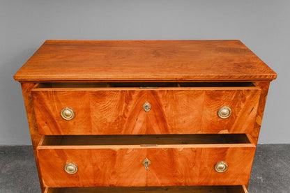 Große Biedermeier Kommode in Nussbaum - 1.Hälfte des 19.Jahrhunderts