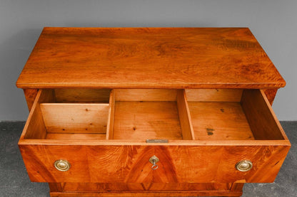 Große Biedermeier Kommode in Nussbaum - 1.Hälfte des 19.Jahrhunderts