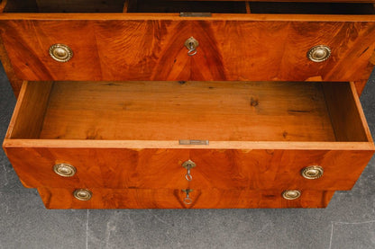 Große Biedermeier Kommode in Nussbaum - 1.Hälfte des 19.Jahrhunderts