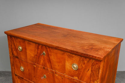 Große Biedermeier Kommode in Nussbaum - 1.Hälfte des 19.Jahrhunderts