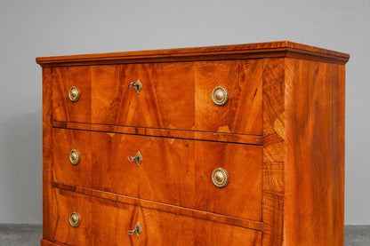 Große Biedermeier Kommode in Nussbaum - 1.Hälfte des 19.Jahrhunderts