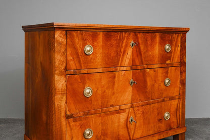 Große Biedermeier Kommode in Nussbaum - 1.Hälfte des 19.Jahrhunderts