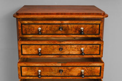 Chiffoniere im Biedermeier Stil in Nussbaum - Mitte des 19.Jahrhunderts