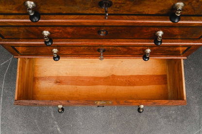 Chiffoniere im Biedermeier Stil in Nussbaum - Mitte des 19.Jahrhunderts