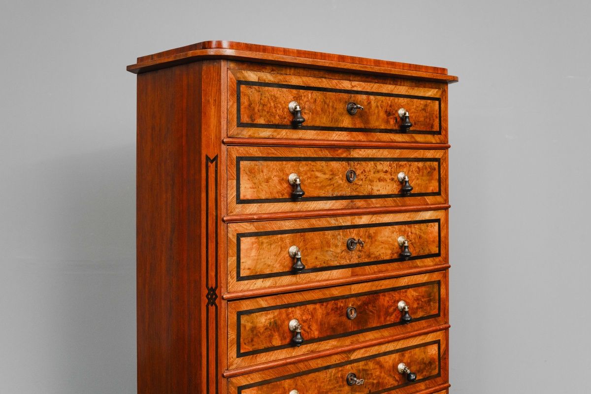 Chiffoniere im Biedermeier Stil in Nussbaum - Mitte des 19.Jahrhunderts