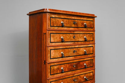 Chiffoniere im Biedermeier Stil in Nussbaum - Mitte des 19.Jahrhunderts